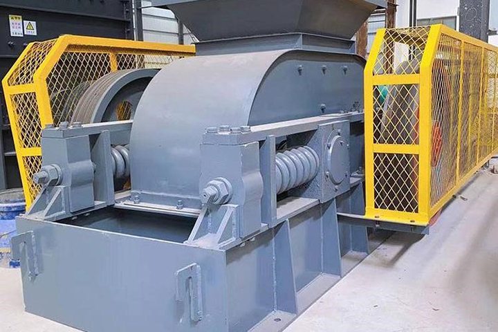 Double teeth roller crusher