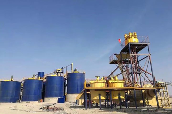 Leaching tank